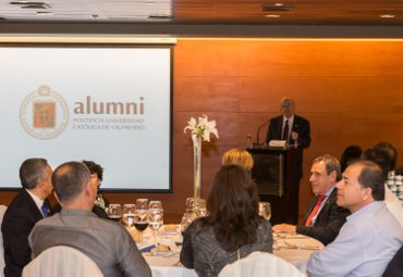 Egresados PUCV se reúnen en Cena Alumni Antofagasta