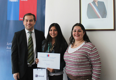 Estudiante PUCV es premiada por el buen uso de su Beca de Alimentación