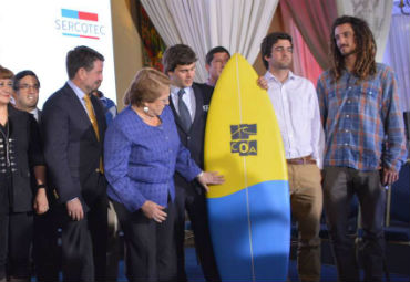 Proyecto apoyado por la Incubadora Social PUCV “COA Surf” fue reconocido por Michelle Bachelet