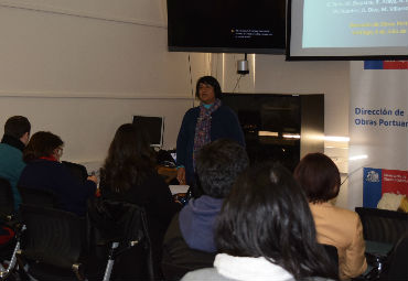 Decana de la Facultad de Ciencias realiza seminario de corrosión en la Dirección Nacional de Obras Portuarias