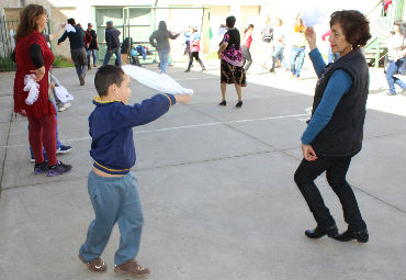 Conjunto Folclórico PUCV enseña primeros pasos de cueca a comunidad del Barrio La Matriz