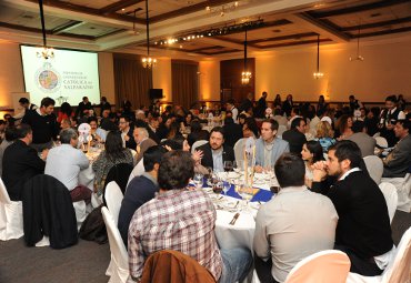 Ex alumnos PUCV reviven su paso por la Universidad en Cena Alumni Santiago 2016 - Foto 1