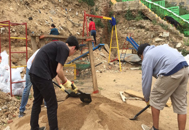 Profesora de la Facultad de Teología trabaja en proyecto que transformará microbasural en espacio recreativo y ecológico del Cerro Larraín - Foto 3