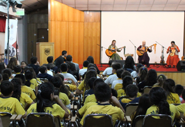 Presentan Material Pedagógico Fondo Margot Loyola en Instituto Rafael Ariztía de Quillota - Foto 1