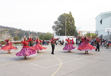 Conjunto Folklórico PUCV presentó recital “Bajo la Estrella del Sur” en colegio Rubén Castro - Foto 3