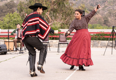 Conjunto Folklórico PUCV presentó recital “Bajo la Estrella del Sur” en colegio Rubén Castro - Foto 2