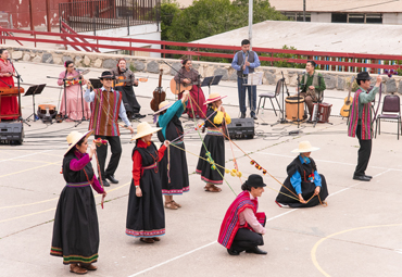 Conjunto Folklórico PUCV presentó recital “Bajo la Estrella del Sur” en colegio Rubén Castro