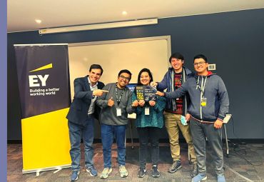 Titulados PUCV ganan primer lugar en desafío minero en Hackaton de EY