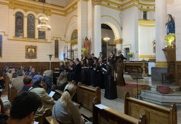 Coro de Cámara PUCV cierra actividades del Mes de la Solidaridad con emotivo concierto