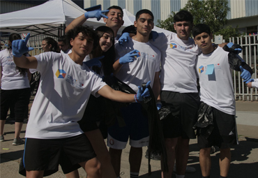 Católica de Valparaíso lideró jornada de trote y limpieza en Playa Ancha con Plogging Interuniversitario