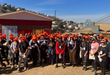 Estudiantes brindan apoyo a afectados por incendios en Viña del Mar