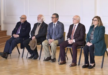 Universidad efectuó ceremonia para destacar trayectoria de académicos y académicas