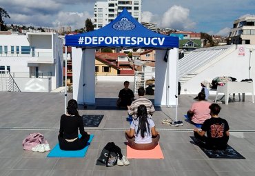 Estudiantes del Campus Recreo disfrutaron de una práctica de Yoga al aire libre