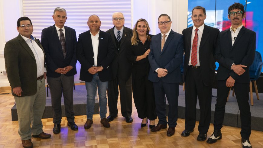 PUCV fue epicentro de la política regional con primer debate de candidatos a gobernador