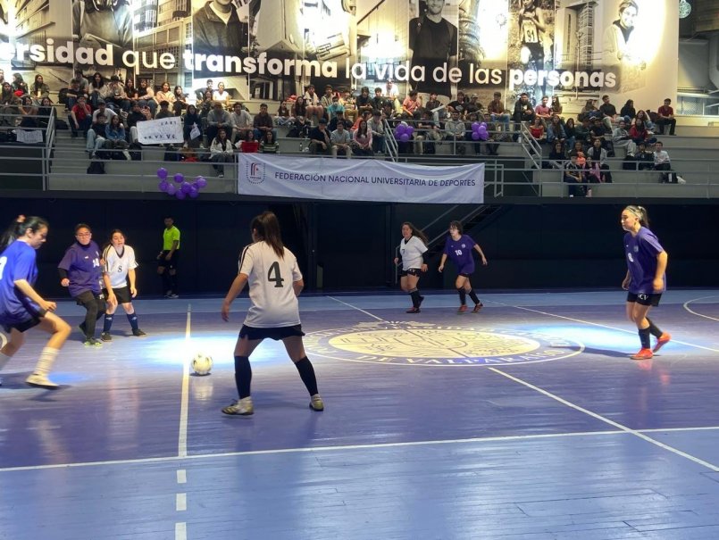 Futsal femenino intercarreras une estrategia y desplante en la cancha