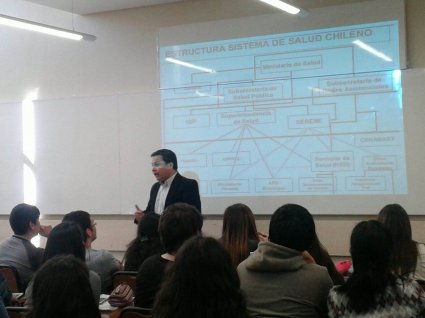 Curso de Contabilidad II recibe a Juan Carlos Díaz, ex alumno, para compartir su experiencia laboral y personal con respecto a la carrera