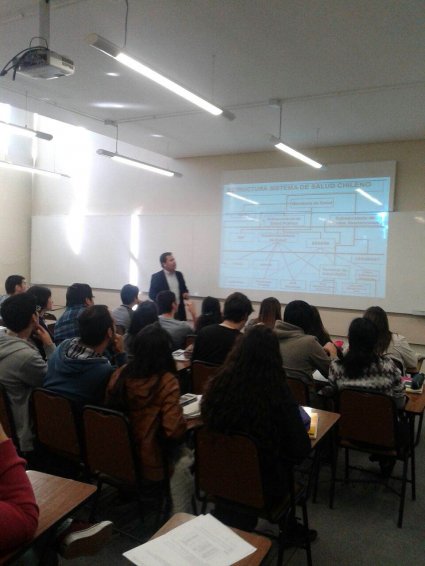 Curso de Contabilidad II recibe a Juan Carlos Díaz, ex alumno, para compartir su experiencia laboral y personal con respecto a la carrera