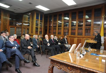 PUCV presenta dos libros relacionados con la historia de la Diócesis de Valparaíso