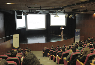 Docente de la Escuela de Comercio es distinguida en Encuentro Académico de Auditoría