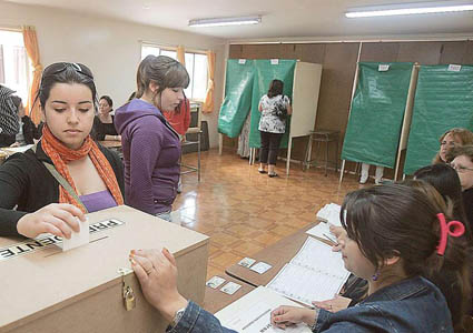 Encuesta PUCV revela atributos de los candidatos que prefieren los jóvenes