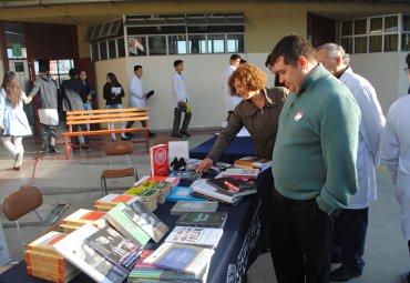 Católica de Valparaíso realiza donación de libros a cuatro establecimientos escolares de la región