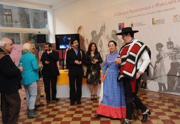 PUCV inaugura exposición de Margot Loyola: “un poco campesina, un poco maestra, un poco cantora”