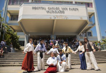 Conjunto Folklórico PUCV ofreció concierto de Navidad en el Hospital Van Buren