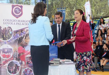 Fondo Margot Loyola donó libros a colegio de Linares que recuerda a la maestra