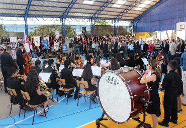 Fondo Margot Loyola donó libros a colegio de Linares que recuerda a la maestra