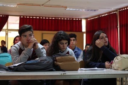 Programa PACE realiza charla sobre beneficios estudiantiles en establecimientos de la región