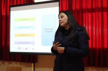 Programa PACE realiza charla sobre beneficios estudiantiles en establecimientos de la región