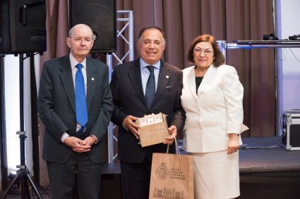 Ex alumno de Escuela de Comercio fue homenajeado en Cena Alumni PUCV