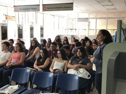 Estudiantes de Tributación 1 visitaron Dirección Regional SII