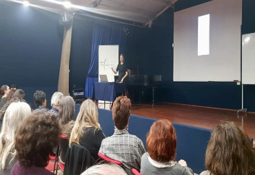 Académica del Instituto de Historia dictó conferencia sobre el pensamiento científico en la época de Da Vinci