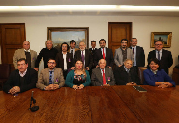 Autoridades del Instituto de Historia PUCV dialogan con presidente del Senado y miembros de la Comisión de Educación de la Cámara Alta sobre cambios curriculares de 3° y 4° medio