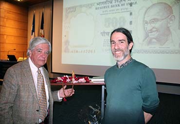 Clase magistral de Alan Meller conmemoró los 150 años del nacimiento de Mahatma Gandhi