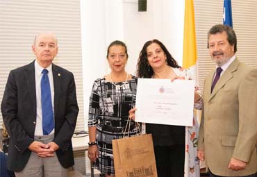 PUCV rinde homenaje y entrega grado póstumo y simbólico