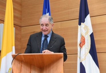 En Casa Central PUCV se realizó presentación internacional de libro del intelectual italiano Rocco Buttiglione