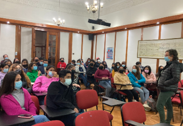 Instituto de Historia PUCV realizó la conferencia “Proyectos y Redes para una transformación coeducativa del currículum: Pastwomen, Relecturas y Womens Legacy”