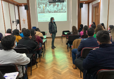 Instituto de Historia PUCV realizó la conferencia “Proyectos y Redes para una transformación coeducativa del currículum: Pastwomen, Relecturas y Womens Legacy”