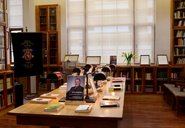 Facultad de Derecho y Bibliotecas PUCV realizaron homenaje al profesor Alejandro Guzmán Brito tras un año de su partida