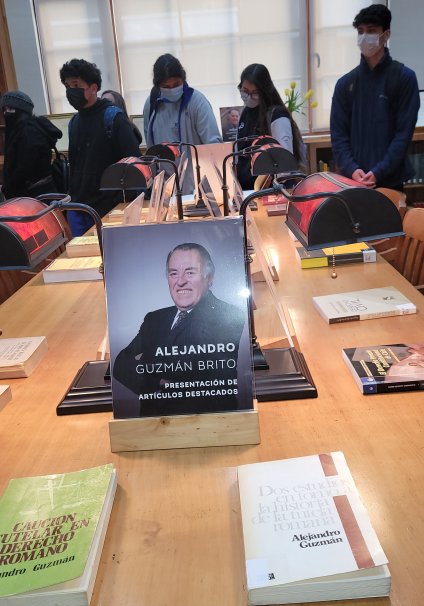 Estudiantes de Propedéutico visitan exposición y biblioteca de Alejandro Guzmán