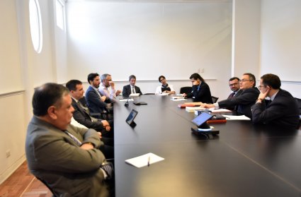 Profesor Guillermo Oliver participa en seminario organizado por la Facultad de Derecho de la UDP