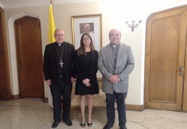 Nuncio Apostólico recibe a nueva decana de Teología PUCV