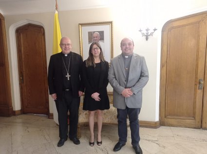 Nuncio Apostólico recibe a nueva decana de Teología PUCV