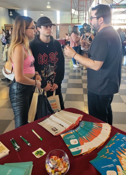 Programas de inclusión participan en Feria de Servicios Universitarios PUCV