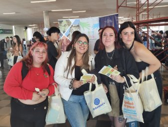 Programas de inclusión participan en Feria de Servicios Universitarios PUCV