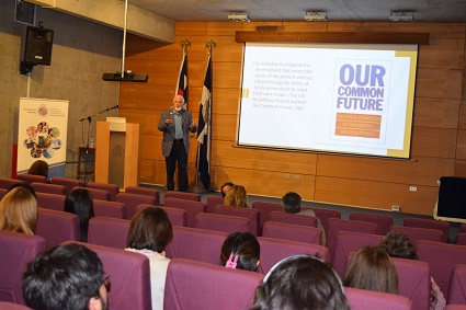 Profesor de la Universidad de Cork realiza charla de sostenibilidad en la Facultad de Ciencias