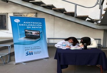 Éxito en Operación Renta AT 2023: Estudiantes y profesores de la Escuela de Comercio PUCV brindan orientación en la declaración de renta