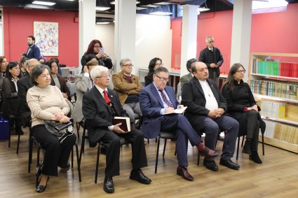 Profesor Jorge Precht dona libros de Doctrina Social de la Iglesia a la PUCV